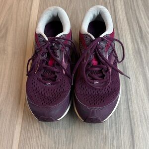 Brooks Women's Dyad 10 Purple Running Sneakers  Size 11